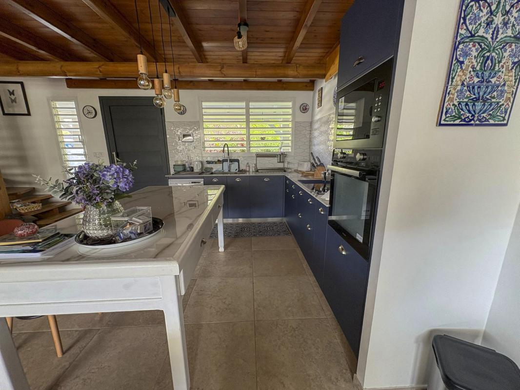 8.Location Villa piscine vue mer Bouillante Guadeloupe_Cuisine Vue mer